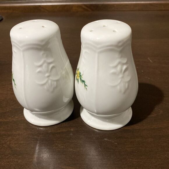 Minton Haddon Hall Salt and Pepper Shaker Pair - Picture 3 of 6